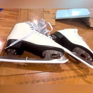 COPY - Woman’s skates never worn still in the box